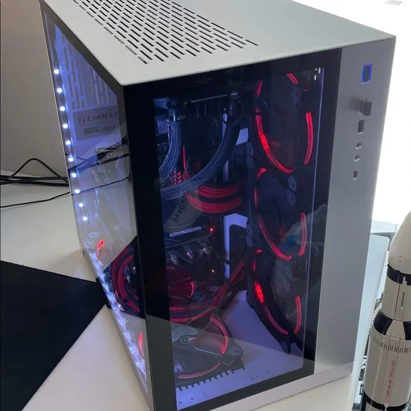 Desktop w/monitor or keyboard. - Picture 2 of 7